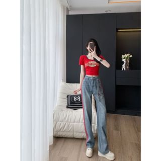 Bộ đồ thể thao thời trang cao cấp trẻ trung cho nữ mùa hè: quần ống rộng denim và áo thun sành điệu
