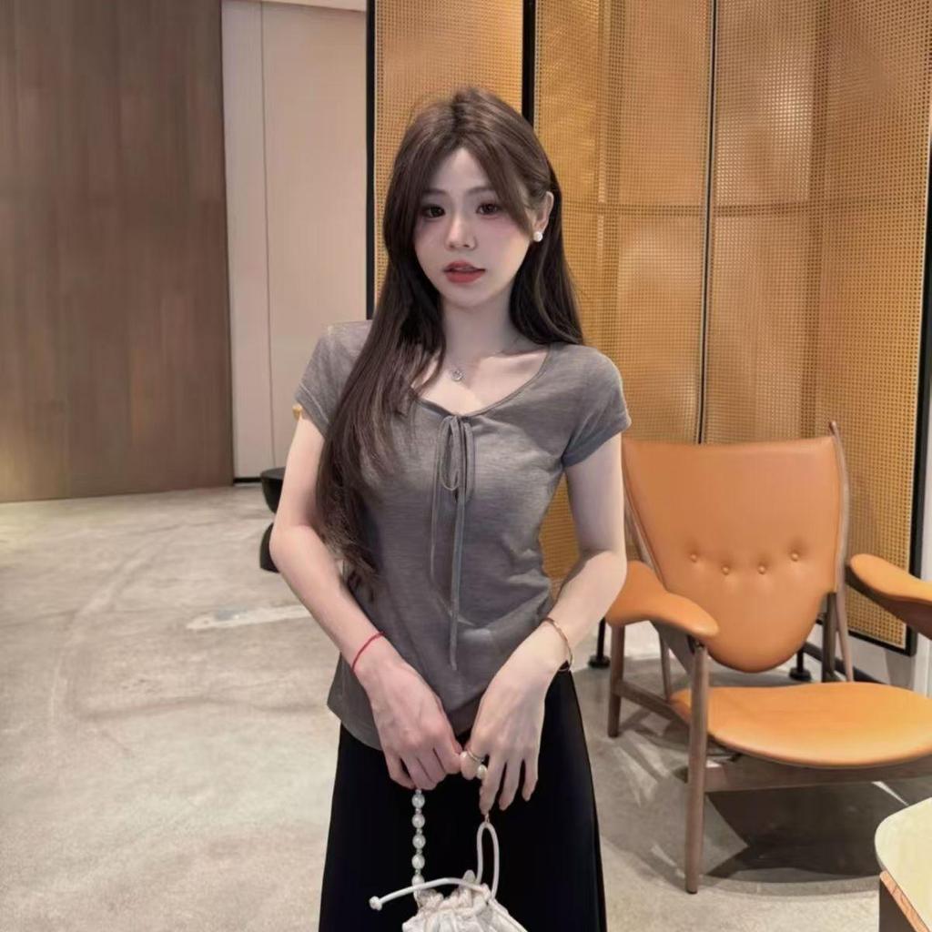 Áo croptop cổ buộc dây tay ngắn làm từ tencil cotton mỏng, thiết kế ôm dáng thoáng mát cho mùa hè.