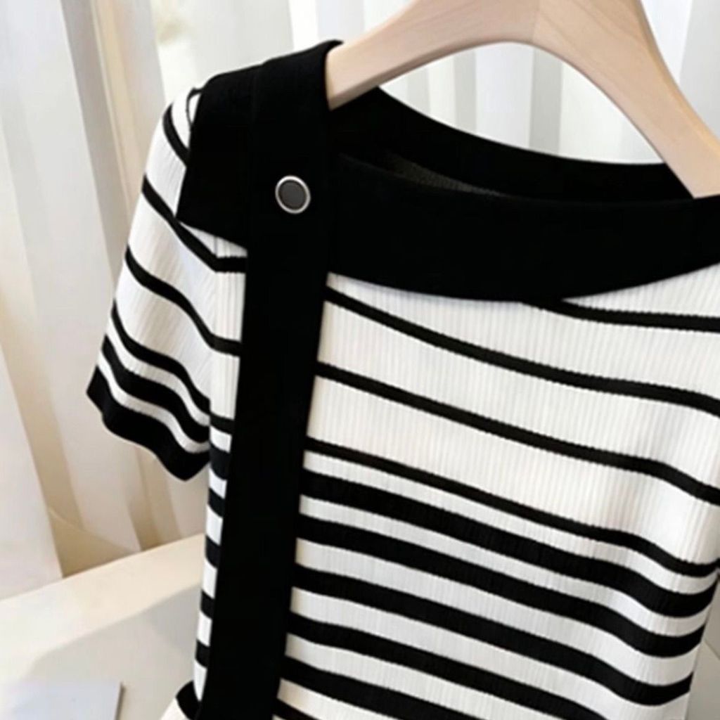 Mùa hè phong cách cổ điển sang trọng Ice Silk Áo thun sọc vai chéo nữ, khí chất phong cách phương Tây Slimer Look Cover Thiết kế thịt, Áo thời trang thoáng khí mát mẻ, Tạo bầu không khí lười biếng thanh lịch, Tất cả @