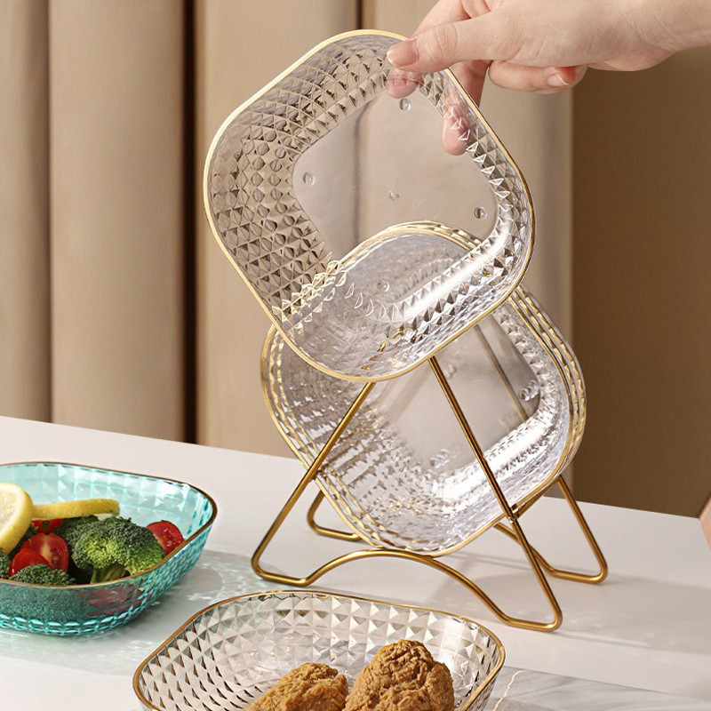 Đĩa đựng trái cây bằng nhựa viền vàng, kiểu dáng sang trọng, nhẹ nhàng, dùng để đựng đồ ăn nhẹ trong nhà bếp.
