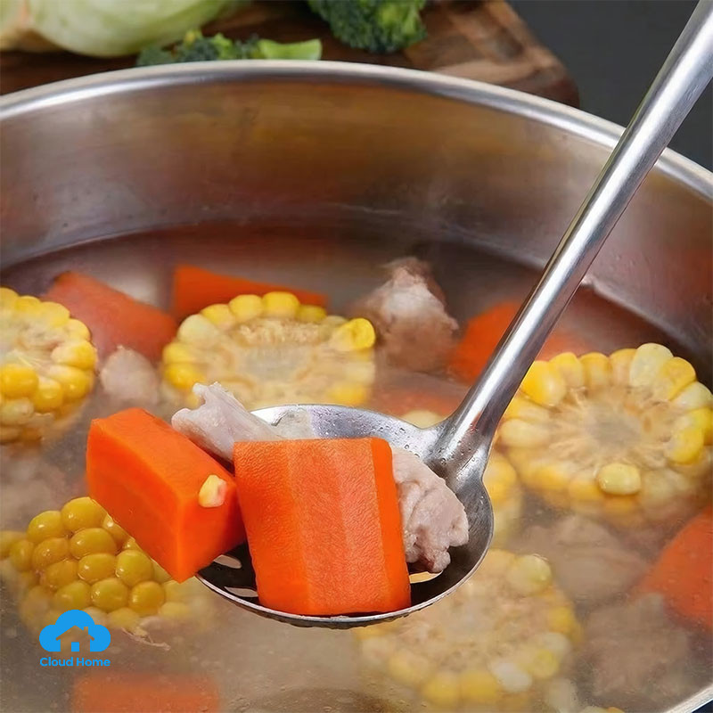 Dụng cụ nhà bếp bằng thép không gỉ cán dài, bền, chịu nhiệt.
