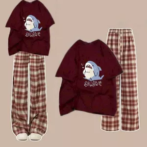 Bộ quần dài caro đỏ + và áo phông unisex hình cá mập freesize - chang3158