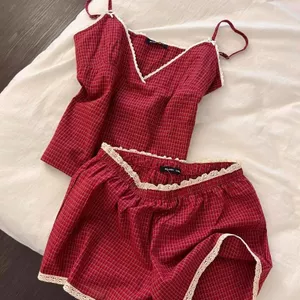 Bộ đồ ngủ màu đỏ ngọt ngào phong cách Hàn Quốc, phù hợp cả mặc trong nhà lẫn đi ra ngoài