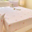 Khăn trải giường họa tiết hoa VN Polyester; Kích thước: Giường đơn, Giường siêu đơn, Giường lớn, Giường King, Giường siêu King; Bao gồm Vỏ nệm (Cadar) và Vỏ gối.