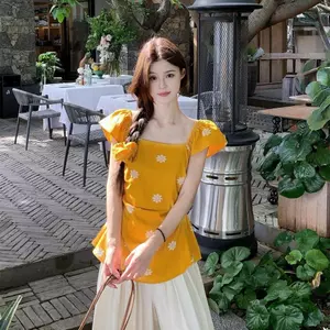 Mùa hè áo sơ mi màu vàng thêu cổ vuông thiết kế thanh lịch