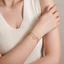 Vòng Tay Thép Titan Ánh Sáng Sang Trọng Niche Feel Vàng 18K Đơn Giản Thép Không Gỉ Niche Chống Phai Màu Tay Trang Sức Nữ JJJO