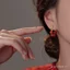 Bộ sưu tập bông tai onyx nữ năm 2024 với thiết kế niche, phong cách sang trọng và nhẹ nhàng