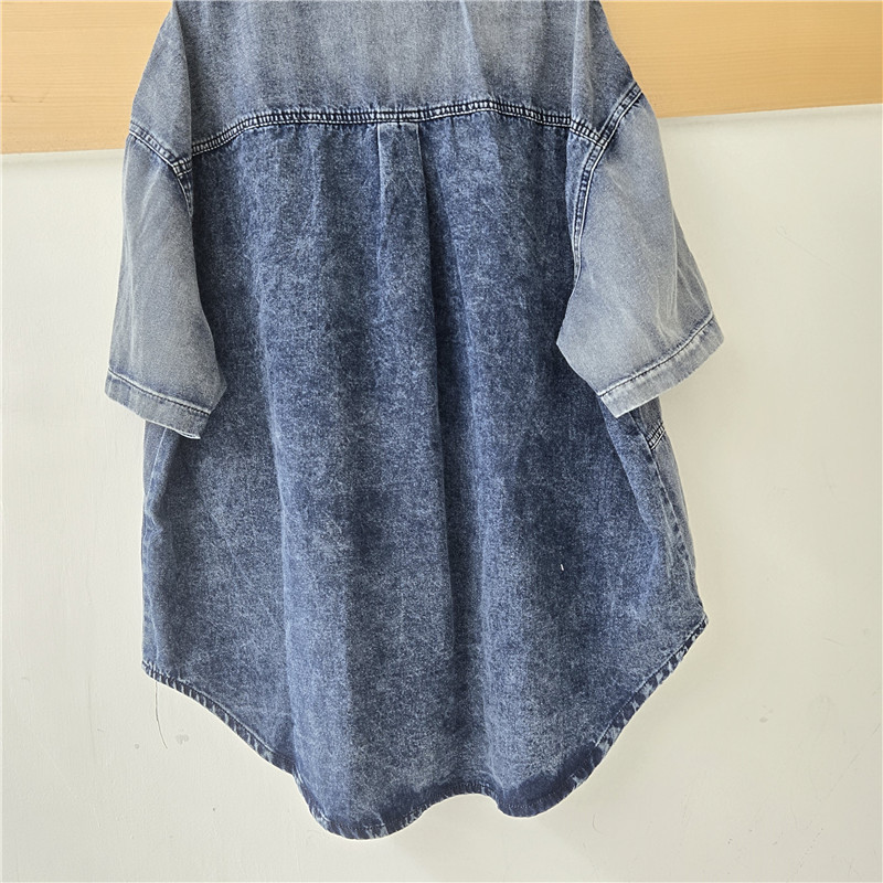 Dạo phố áo sơ mi nữ thời trang, họa tiết denim hoạt hình vui nhộn, phù hợp mùa hè
