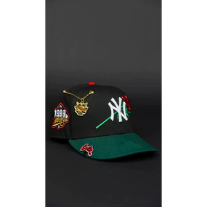 Mũ MLB New York Yankees màu đen/xanh lá cây rừng, có hoa hồng đỏ và miếng dán World Series 1999 - Không kèm phụ kiện