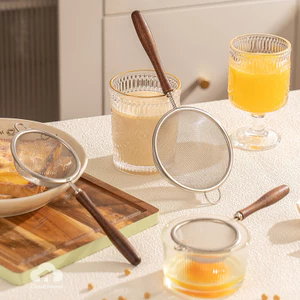 Rây lọc bằng thép không gỉ, dùng để lọc sữa đậu nành, trà, dụng cụ làm bánh, rây bột, tay cầm bằng gỗ.