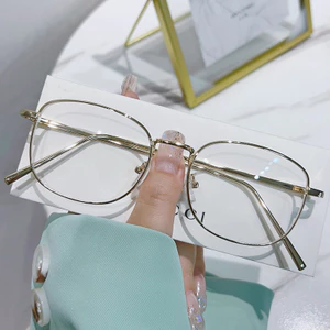 Retro nghệ thuật kim loại khung vuông kính cận thị với đổi màu chống ánh sáng xanh, phù hợp cho độ từ 50 đến 600