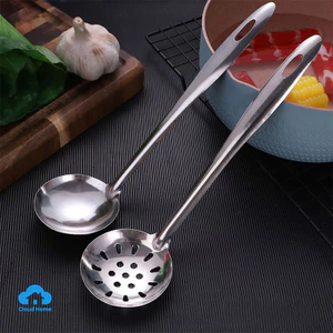 Dụng cụ nhà bếp bằng thép không gỉ cán dài, bền, chịu nhiệt.