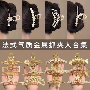 Kẹp tóc cá mập lớn với kim cương giả và chất liệu kim loại, phù hợp để làm đẹp cho mái tóc