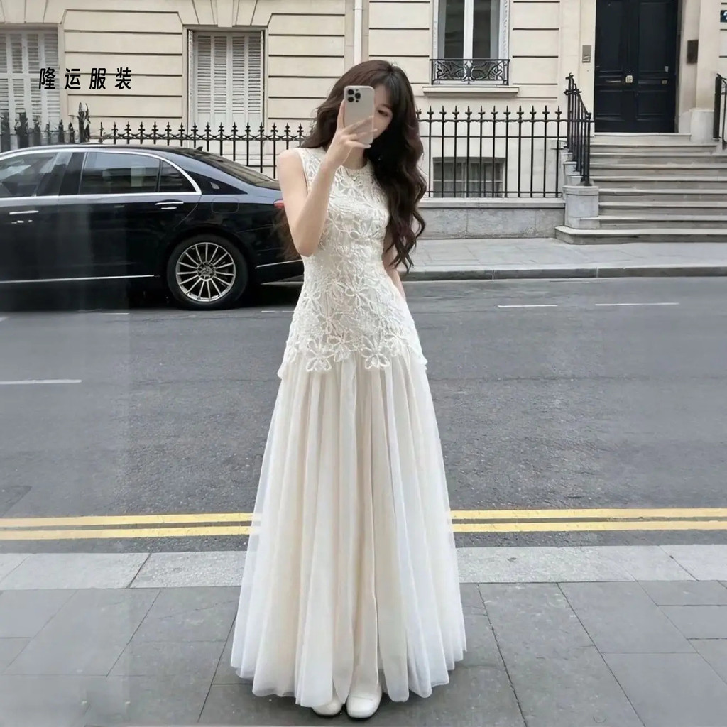 Váy Vest ren trắng nữ VN, phong cách mới mùa hè 2026, váy không tay, được trang bị phụ kiện, váy dài thanh lịch, vừa vặn eo, làm nổi bật cơ thể.