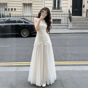 Váy Vest ren trắng nữ VN, phong cách mới mùa hè 2026, váy không tay, được trang bị phụ kiện, váy dài thanh lịch, vừa vặn eo, làm nổi bật cơ thể.