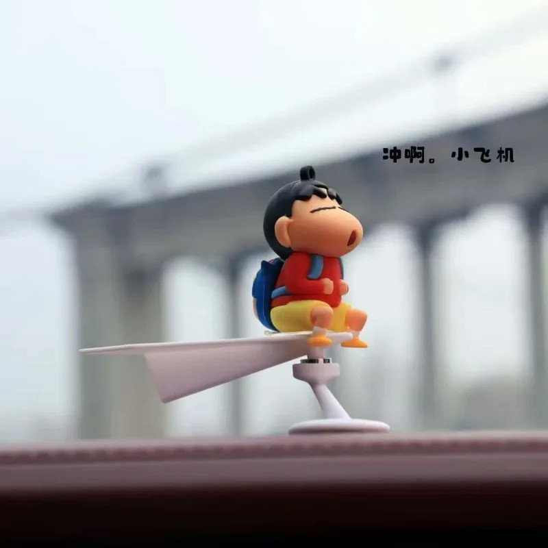 Trang trí xe hơi Crayon Shin Chan Xoay máy bay nhỏ Trang trí bảng điều khiển hoạt hình