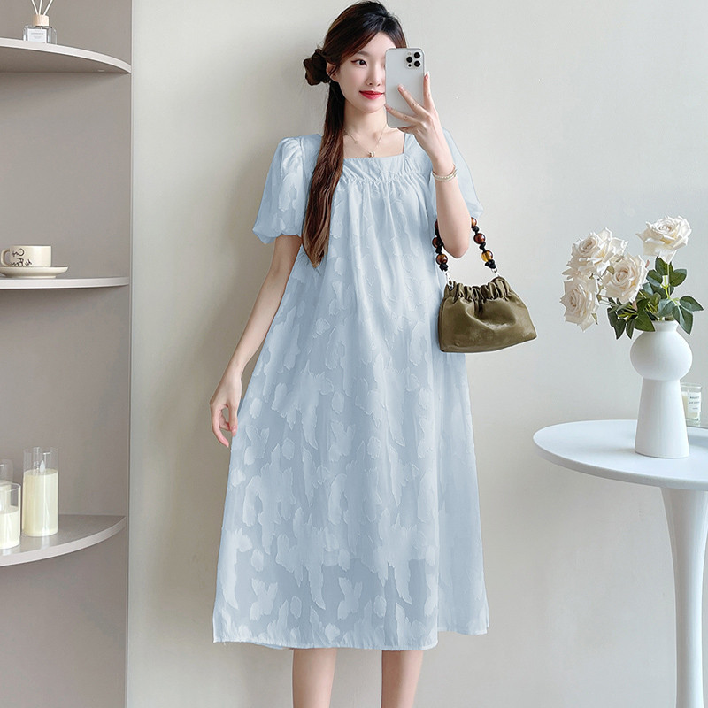 Trang phục bà bầu mùa hè: Váy ren dài nhẹ nhàng