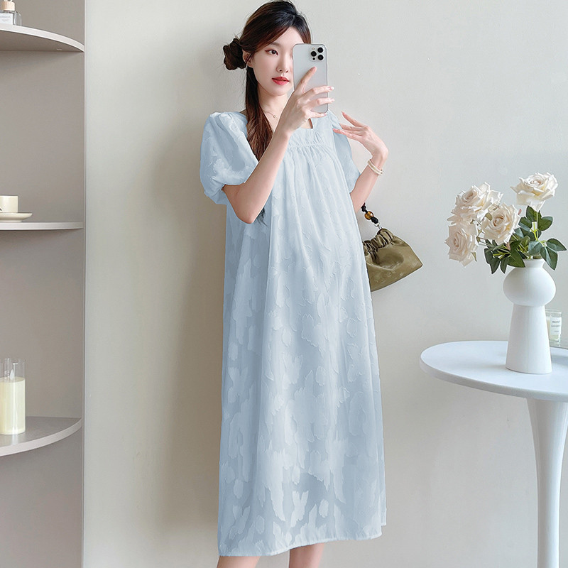 Trang phục bà bầu mùa hè: Váy ren dài nhẹ nhàng
