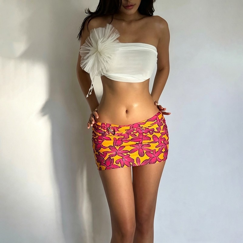 Váy cá tính với họa tiết 3D hoa, thiết kế tay rốn lộn và form skinny trendy