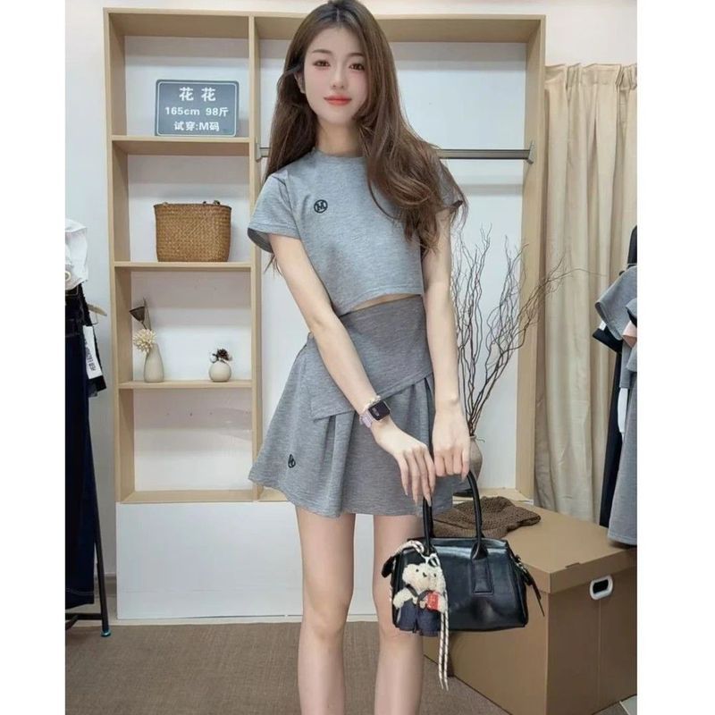 Váy xếp li giản dị Thời trang Pháp Nhỏ Hot Girl Phong cách Con gái Phong cách Slimer Nhìn Bộ đồ thời trang thời trang