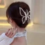 Kẹp tóc cá mập lớn với kim cương giả và chất liệu kim loại, phù hợp để làm đẹp cho mái tóc