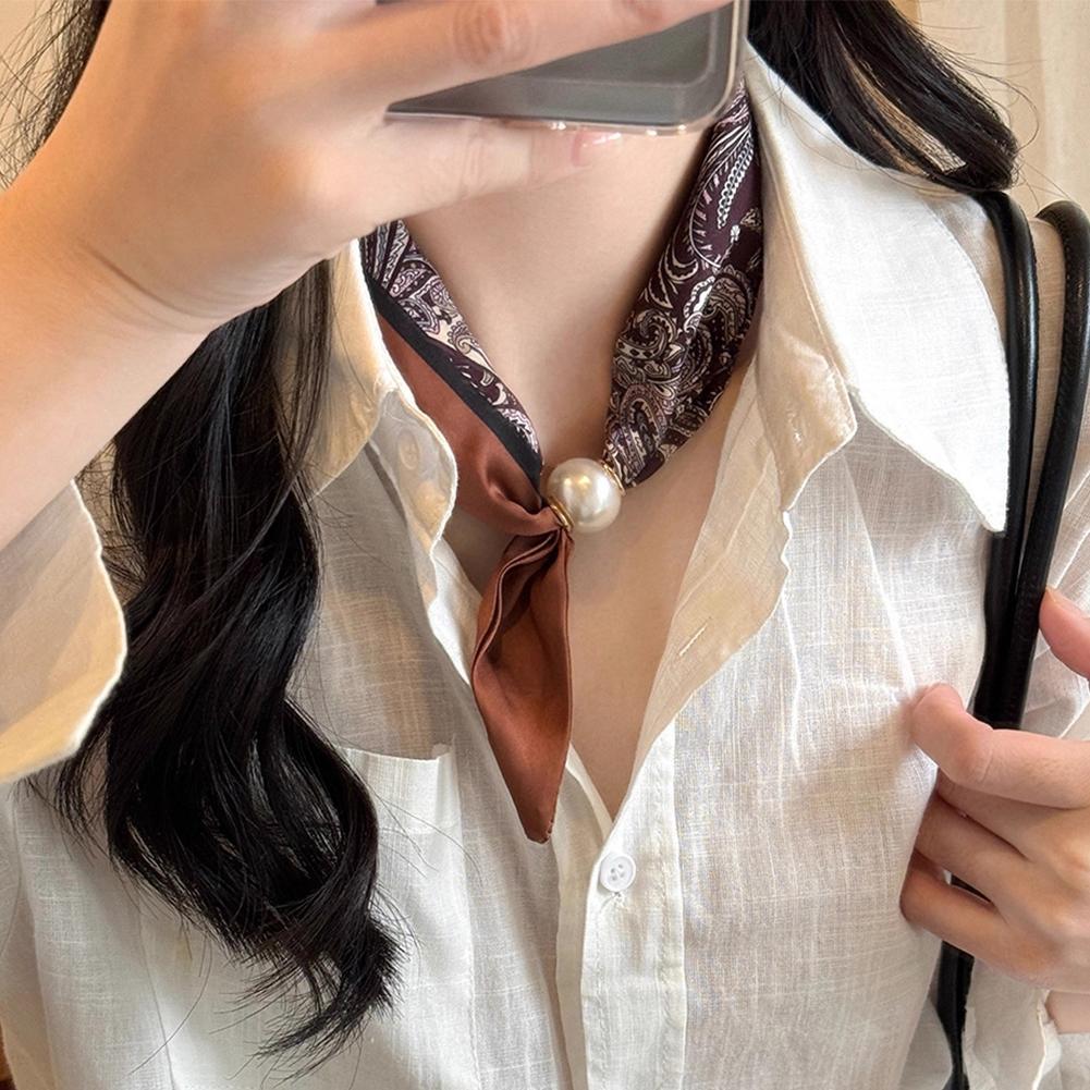 Khăn Vuông Nhỏ Từ Tính Chấm Bi - Phù Hợp Quàng Cổ và Trang Trí