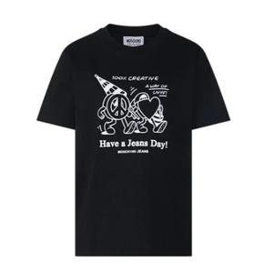 Họa tiết Tình Yêu & Hòa Bình trên Jean Cổ Tròn Unisex