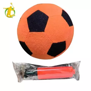 Bóng đá bơm hơi tiêu chuẩn từ vải nỉ, dùng cho luyện tập và phát triển kỹ năng chơi bóng ngoài trời.