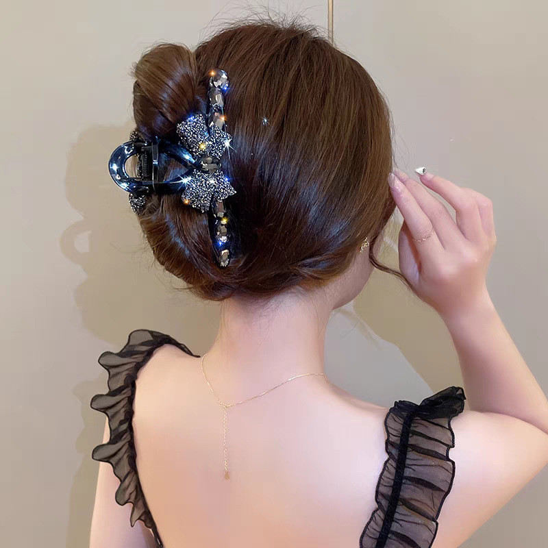 Kẹp tóc có nơ lớn và kim cương giả sáng bóng, phù hợp thời trang cá nhân