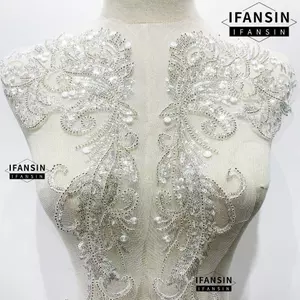 Váy cưới ren thêu handmade, đính hạt kim sa nhiều màu sắc, phụ kiện trang trí