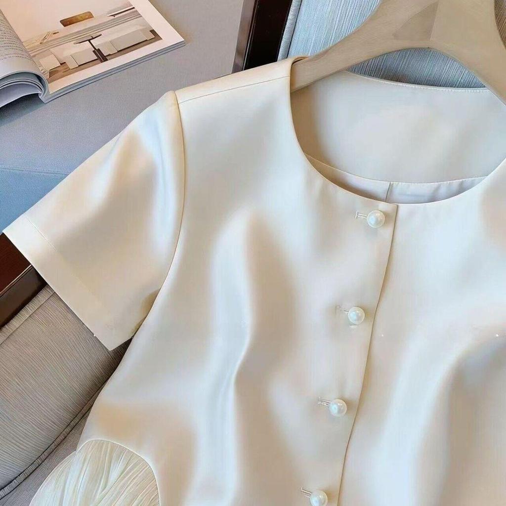 Áo sơ mi nữ xù khâu ngọc trai satin tay ngắn, xu hướng mới cho xuân hè