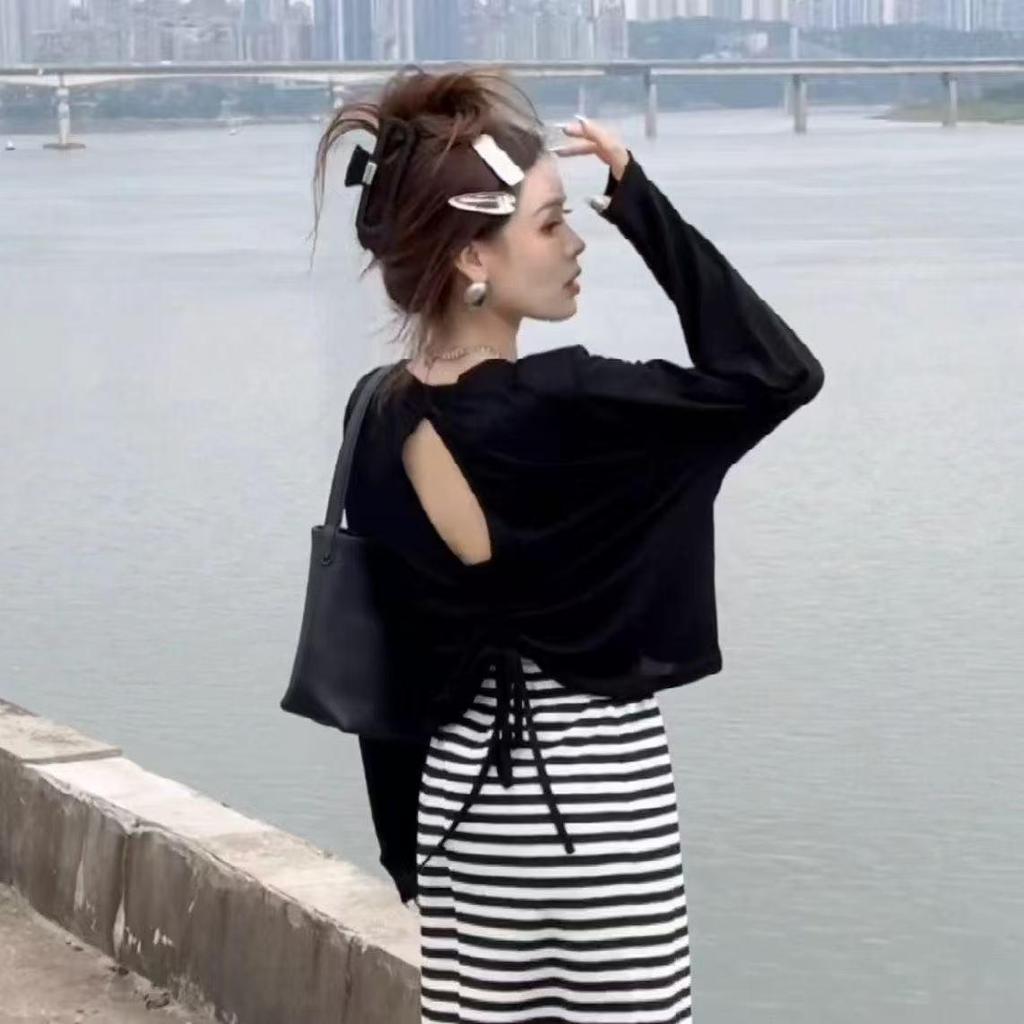 Áo thun dài tay hai mảnh và váy sọc trắng đen cho nữ, phong cách đơn giản