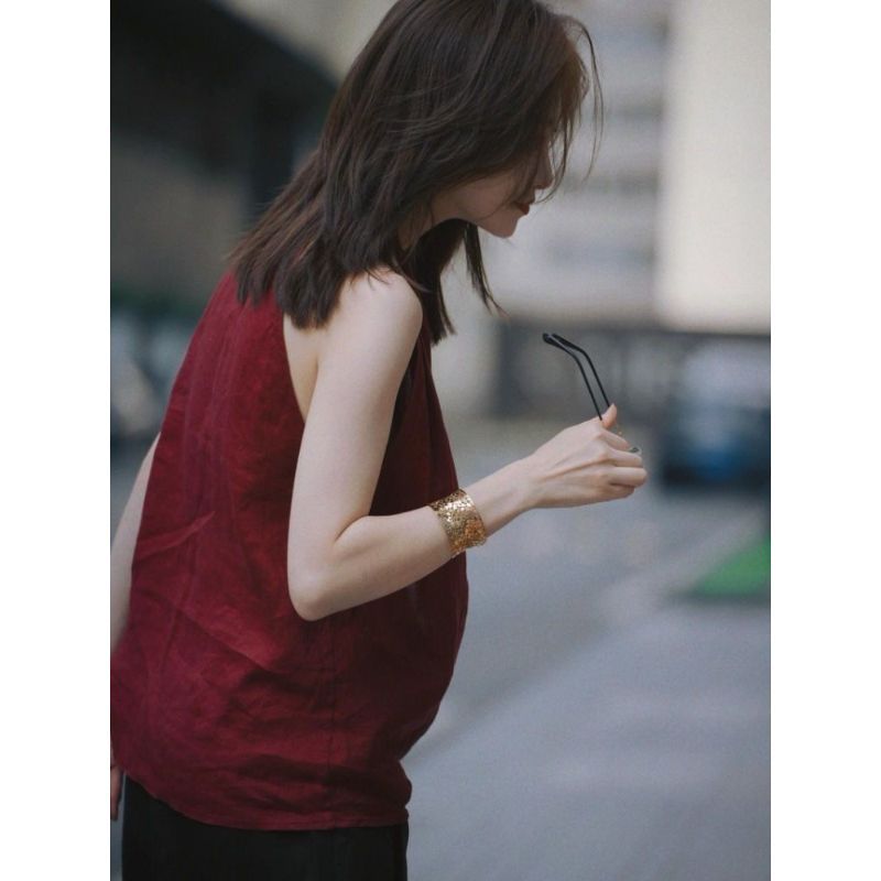 Áovest cổ chữ V màu đỏ phối cùng áo sơ mi không tay màu trơn - Phù hợp cho mùa hè với phong cách nữ tính và độc đáo