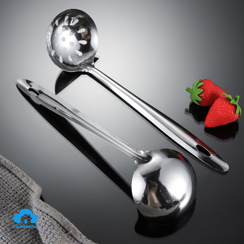 Dụng cụ nhà bếp bằng thép không gỉ cán dài, bền, chịu nhiệt.