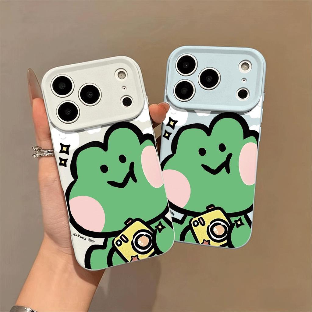 Con ếch nhỏ màu xanh lá cây với máy ảnh cho trường hợp iPhone17pro161514pro lỗ silicone