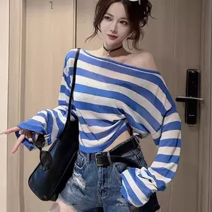 Áo thun dài tay sọc một vai phong cách Hàn Quốc, phù hợp mùa hè với thiết kế dáng rộng giúp body thon gọn hơn.
