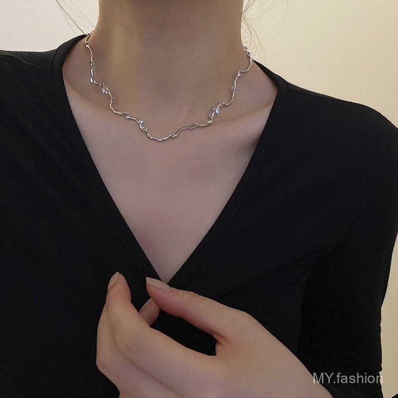 Vòng cổ phong cách Hàn Quốc với họa tiết sóng cá nhân và thiết kế đơn giản.