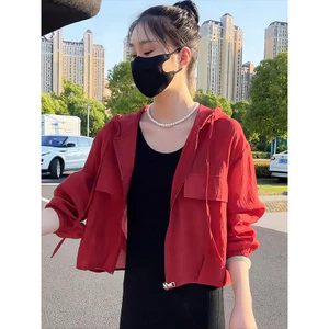 Áo khoác chống nắng nhẹ màu đỏ dành cho nữ, dáng rộng và thoáng khí, có mũ trùm đầu, áo khoác ngắn
