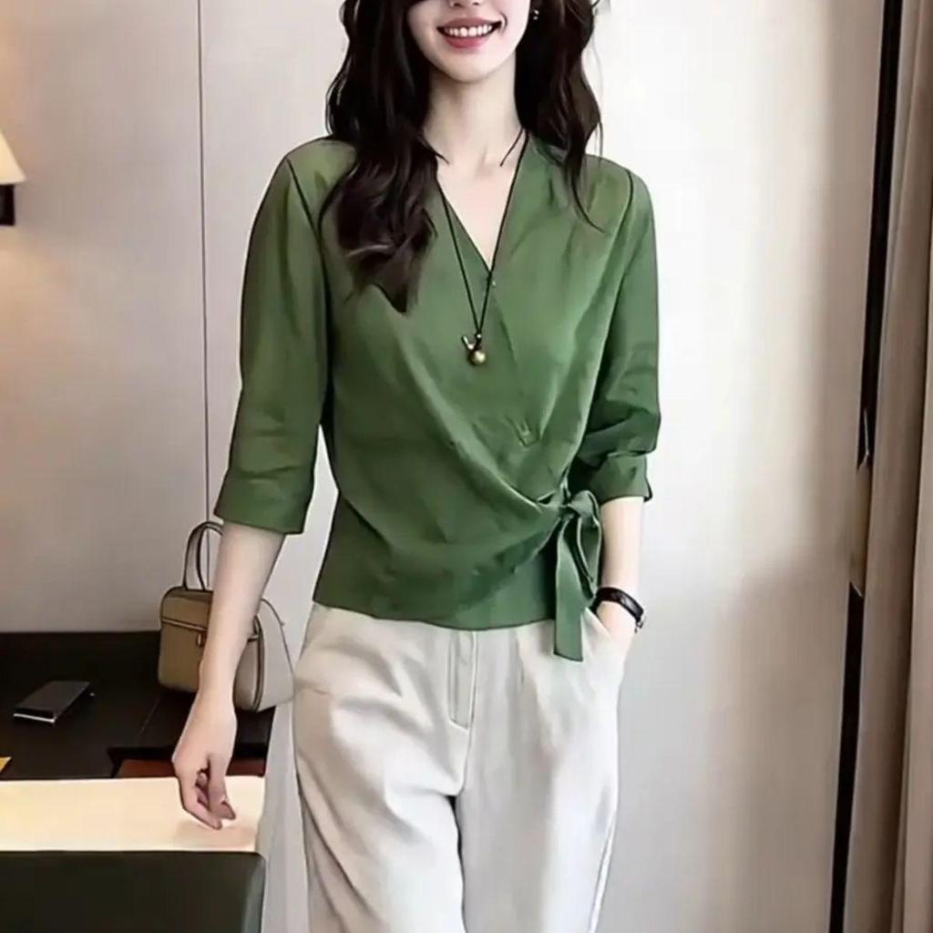 [Hàng mới về] Mùa hè 2026 Tay áo ba phần tư phong cách mới Thời trang phong cách phương Tây Áo sơ mi hẹp cổ chữ V dáng ôm hơn Tem