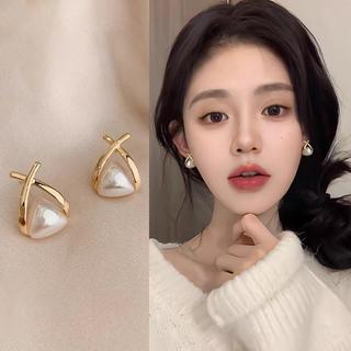 Bông tai ngọc trai nhân tạo phong cách Pháp với ánh sáng sang trọng, phù hợp cho nữ giới yêu thích thời trang cao cấp.