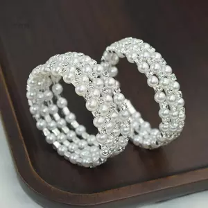 Vòng tay ngọc trai giả pha lê thanh lịch, dễ điều chỉnh size, phù hợp làm quà tặng cô dâu
