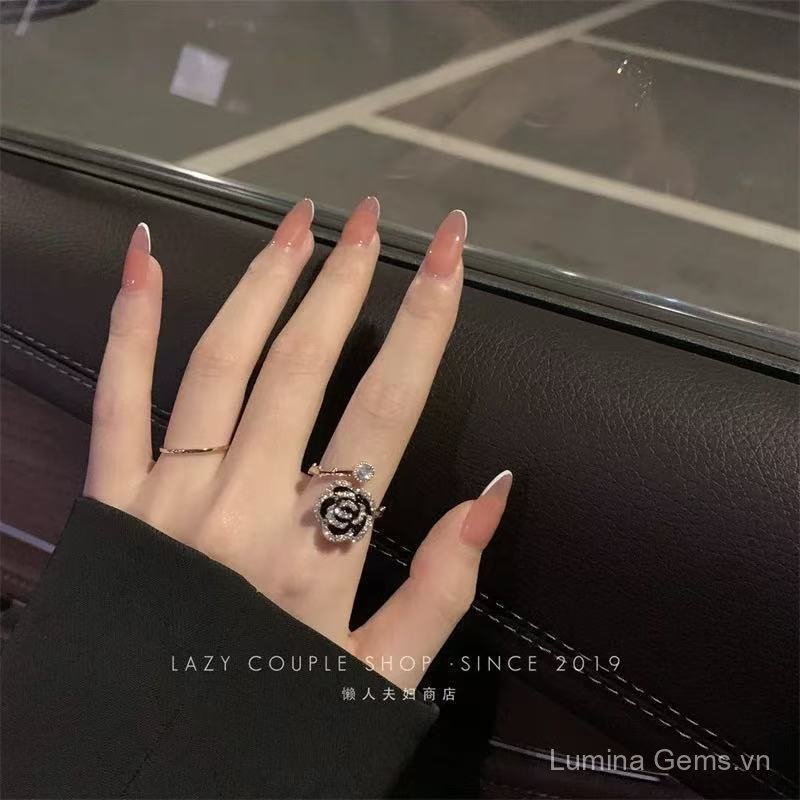 Hoa Giàu Con Người ~ Nhẫn Camellia Đen Nữ ins Cao Cấp Ánh Sáng Sang Trọng Phong Cách Pháp Hương Thơm Nhỏ Nhẹ nhàng Tính Khí Hợp Thời Trang