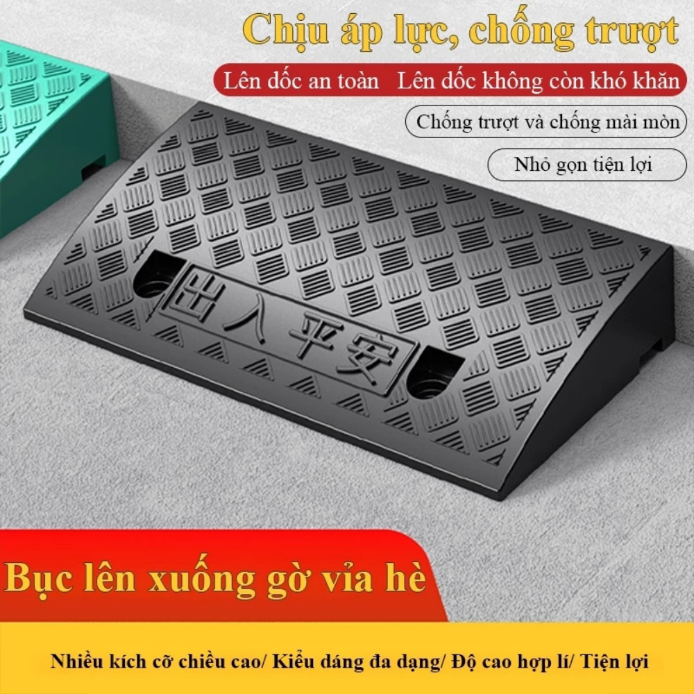 Dốc bục lên xuống xe máy, xe hơi hình tam giác chất liệu nhựa PVC bền bỉ kèm ốc vít cố định