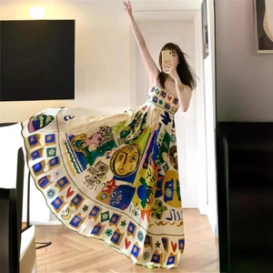 Váy đeo chéo họa tiết graffiti retro, phù hợp đi biển trong kỳ nghỉ