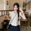 Cổ búp bê ngọt ngào Tay bay nhỏ xếp li Thiết kế giảm tuổi thon gọn hơn Áo sơ mi dáng rộng Áo sơ mi ngắn