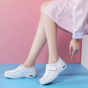 Hàng sẵn có Giày Y Tá Thời Trang Mùa Xuân 2026 Phổ Biến Phong Cách Mới Nữ Velcro Đế Dày Giày Làm Việc Y Tế Một Mảnh Lô Hàng V4M3
