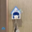 Móc khóa trang trí hình ngôi nhà nhỏ màu trắng, có tác dụng chữa lành.