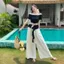Bộ đồ một vai gồm áo thun ngắn tay và quần ống rộng thiết kế eo cao