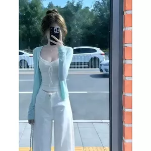 Phong cách nhẹ nhàng xuân hè - Bộ đồ hai mảnh với áo cardigan và camisole trắng