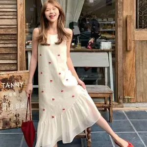 Váy dài nữ phiên bản Hàn Quốc với họa tiết hoa ngọt ngào và thiết kế áo vest không tay hở vai phù hợp cho mùa hè.
